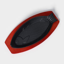 Сковорода чугунная на деревянной подставке «Рыбка», 30×13×3 см, цвет чёрный