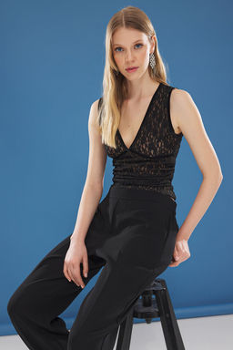 Trendyolmilla Siyah Dantel Fitted/Vucuda Oturan Kontrast Astar Detayl? Esnek Orme Bluz TWOSS25BZ00233