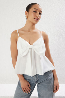 Beyaz Keten Gorunumlu Fiyonk Detayl? Ask?l? Dokuma Bluz TWOSS25BZ00249