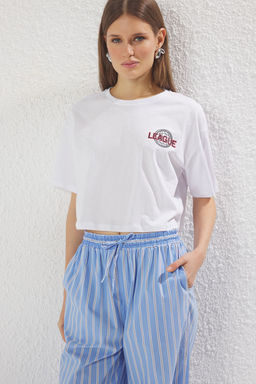 TRENDYOLMILLA Visne Curugu %100 Pamuk Relaxed Crop/Rahat K?sa Kesim S?rt ve On Bask?l? Orme T-Shirt TWOSS25TS00165 фото 2