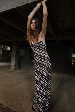VESTIDO MIDI R?STICO RAYAS / Negro / Marr?n