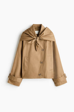 Gabardina corta con pa?uelo