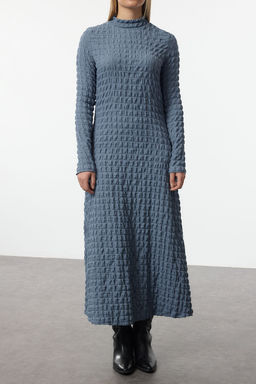 Indigo Duz Dokulu Dik Yaka A-Line Esnek Maxi Orme Elbise TWOAW25EL00197 - Trendyolmilla фото 4