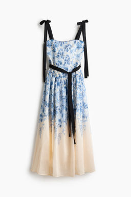 Vestido acampanado con tirantes de lazo