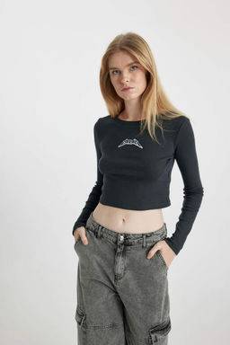 Крутая приталенная футболка в рубчик с длинными рукавами