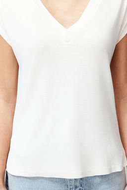 Ekru Viskoz/Yumusak Kumas Fitted/Vucuda Oturan Ay Kol V Yaka Esnek Orme Bluz TWOSS24BZ00433