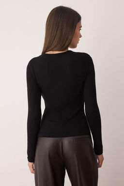 Siyah Cut Out Detayl? Vucuda Oturan Yumusak Tuseli Esnek Orme Bluz TWOAW26BZ00126