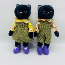 Мягкая игрушка Кошка черная в одежде - Storyland фото 2