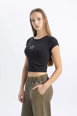 Крутая приталенная футболка в рубчик с короткими рукавами и вышивкой - Defacto фото 3