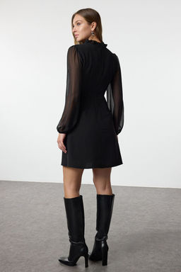 TRENDYOLMILLA Siyah Kollar? Sifon Detayl? Skater/Belden Ac?lan Dik Yaka Tuvit Mini Dokuma Elbise TWOAW25EL00257