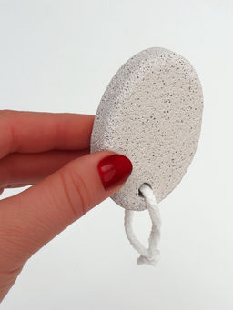 Цена за 2 шт. Пемза для педикюра, с подвесом, 7.2×5 см, в коробке, белая