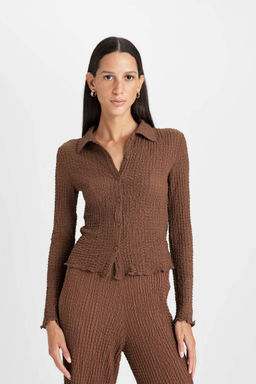 Женская приталенная футболка с длинными рукавами и узким вырезом поло