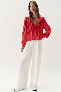 BLUSA SATINADA VOLANTES HOMBRERAS / Fresa