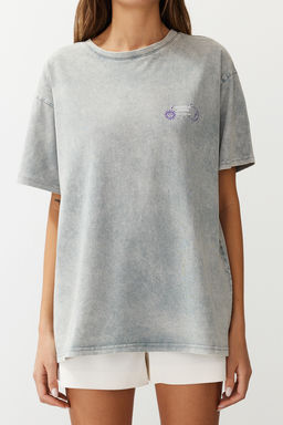 Ac?k Gri Kal?n Pamuklu Slogan Bask?l? Y?kamal? Oversize Kal?p Orme T-Shirt TWOSS24TS00200