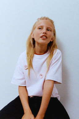 FLORAL APPLIQUE T-SHIRT