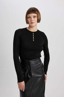 Приталенный свитер в рубчик с круглым вырезом