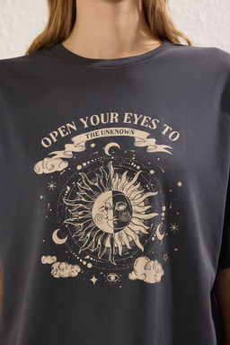 TRENDYOLMILLA Antrasit %100 Pamuk Oversize/Genis Kal?p Bask?l? Orme T-Shirt TWOSS25TS00148  фото 4