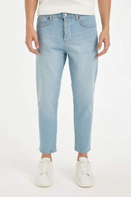 Узкие укороченные джинсовые брюки с нормальной талией и узкими штанинами