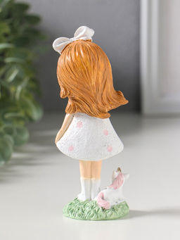 Фигурка полистоун «Малышка в платье в горох, с бантом в волосах, с единорогом», 5×3.7×13 см