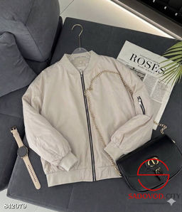 Бомбер женский весенний