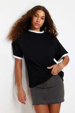 Siyah %100 Pamuk Kontrast Yaka ve Serit Detayl? Oversize/Rahat Kesim Orme T-Shirt TWOSS24TS00052