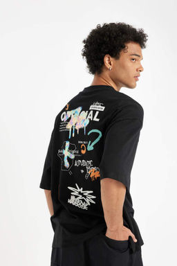 Свободная футболка с круглым вырезом и короткими рукавами с принтом на спине