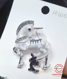 Брошка женская с символом года