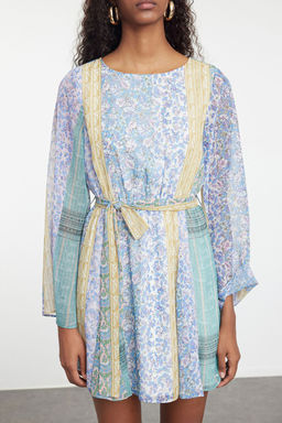 TRENDYOLMILLA Cok Renkli Cicek Desenli Etegi Belden Ac?lan Mini Astarl? Dokuma Sifon Elbise TWOAW25EL00178  фото 8