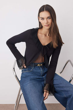 Siyah Tul Garni Detayl? F?rf?rl? V Yaka Baglama Detayl? Crop Esnek Orme Bluz TWOAW26BZ00230