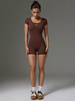 Спортивный комбинезон с открытой спиной