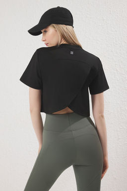 TRENDYOLMILLA Siyah Dalg?c/Scuba Kumas Kruvaze S?rt Detayl? Crop Spor Orme T-Shirt THMSS25TS00006
