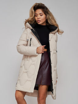 Пальто утепленное молодежное зимнее женское бежевого цвета 589899B - RoccaManer фото 17