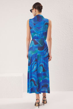 TRENDYOLMILLA Mavi Soyut Bask?l? Dik Yaka Drapeli Belden Ac?lan Esnek Maxi Orme Elbise TWOSS25EL00381  фото 11