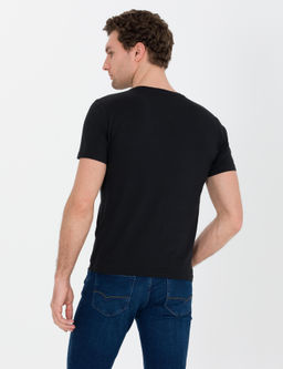 Черная футболка узкого кроя с круглым вырезом