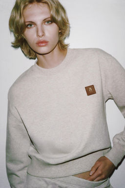 SWEATSHIRT WITH LABEL DETAIL ON THE FRONT - Zara фото 2