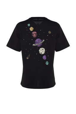 TRENDYOLMILLA Siyah %100 Pamuk On ve Arka Galaksi Bask?l? Boyfriend Fit Bisiklet Yaka Orme T-Shirt TWOSS23TS00257  фото 12