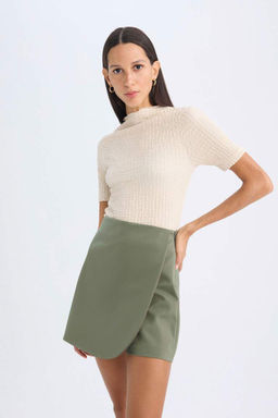 Женская приталенная футболка с короткими рукавами и полуводолазкой приталенного кроя