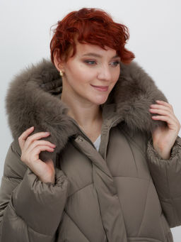 Куртка зимняя женская с мехом и капюшоном тренд коричневого цвета 7656K - Visdeer фото 13