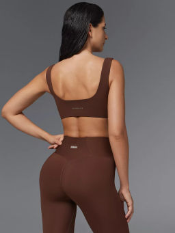 Спортивный топ-бра с прямоугольным вырезом