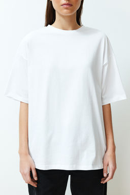 Beyaz %100 Pamuk S?rt Slogan Bask?l? Oversize/Genis Kal?p Orme T-Shirt TWOSS24TS00091