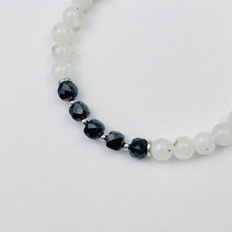 Браслет из Лунного камня и черной Шпинели 18 см +