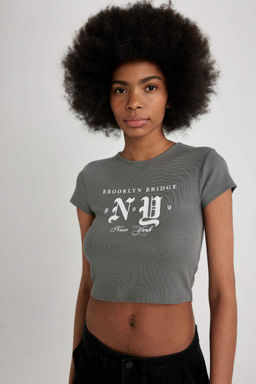 Приталенная футболка с короткими рукавами и круглым вырезом в рубчик с принтом - Defacto фото 4