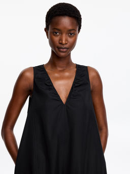 Vestido con escote de pico y fruncidos