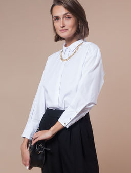 Блузка прямого силуэта с защипами внизу рукава.