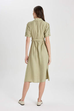 Льняное платье-миди с рубашечным воротником и поясом с короткими рукавами - Defacto фото 5