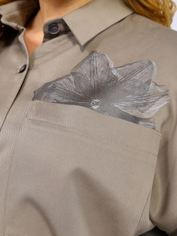 Платье-рубашка бежевого цвета в деловом стиле