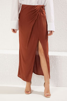 TRENDYOLMILLA Kahverengi Dokumlu Kumas Buzgu Detayl? Y?rtmacl? Maxi Boy Dokuma Etek TWOSS25ET00094 фото 4