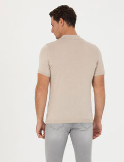 Бежевая приталенная трикотажная футболка с воротником-поло