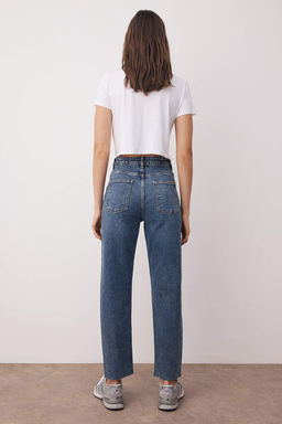 TRENDYOLMILLA Ac?k Mavi More Sustainable Yuksek Bel Slim Mom Jeans TWOSS23JE00094  фото 20