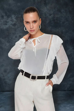 Ekru Volanl? Dantel Detayl? Dokuma Sifon Bluz TPRSS24BZ00039